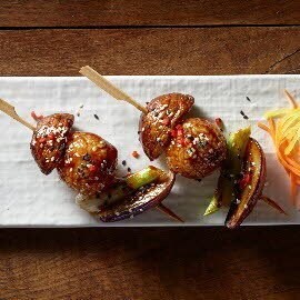 Arroz glaseado teriyaki con brochetas de verduras